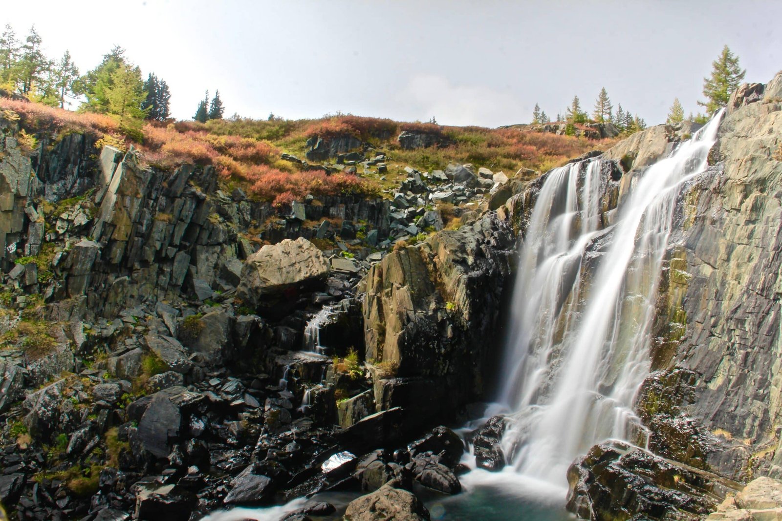 Cachoeira Baga Turgen da área do lago Khoton e khurgan em Mongólia.
