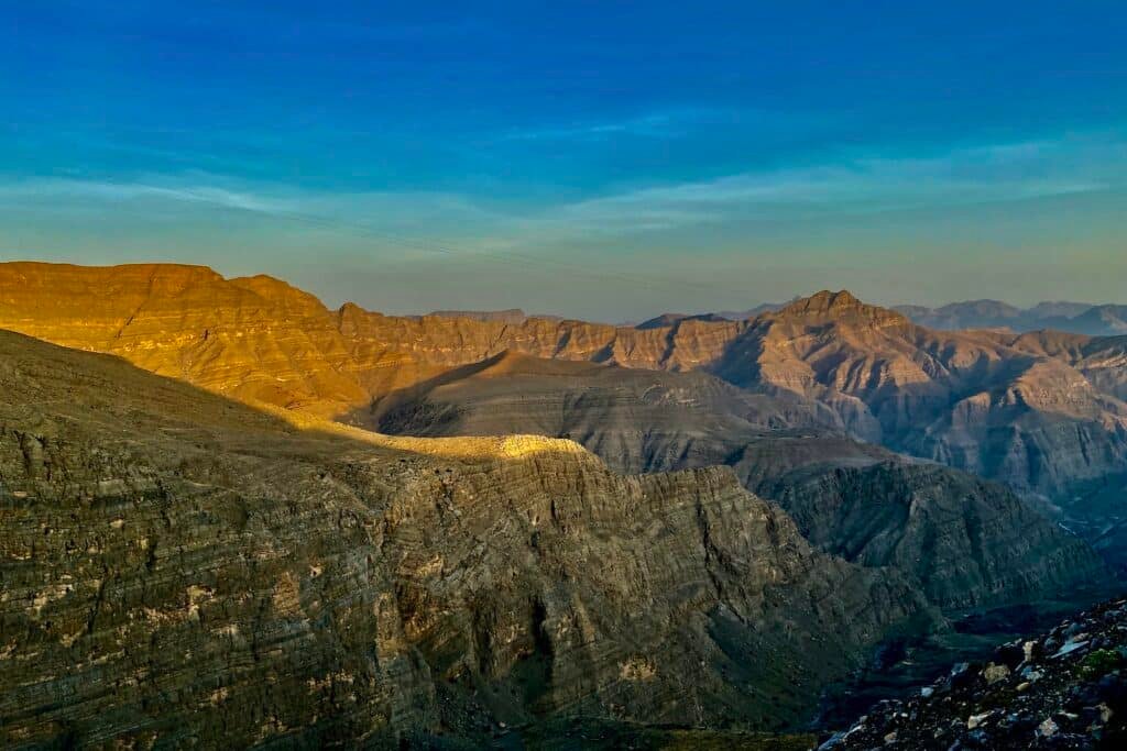 Um conjunto de montanhas formando uma bela paisagem rochosa, esse local é o Jebel Jais em Ras Al Khaimah