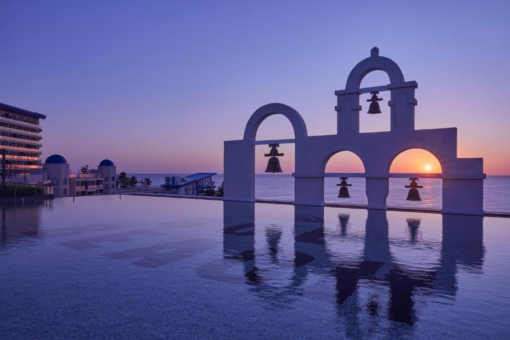 Piscina do Sol Beach Samcheok com uma estrutura na borda infinita da piscina com alguns sinos pendurados de frente para o mar