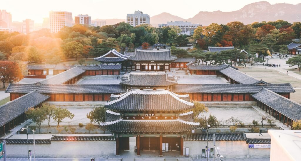Palácio de Gyeongbokgung em Seul, sendo um complexo de uma quadra inteira com arquitetura clássica de pagodes baixos, com telhas acinzentadas e pátios amplos, para ilustrar o post de chip celular Coréia do Sul